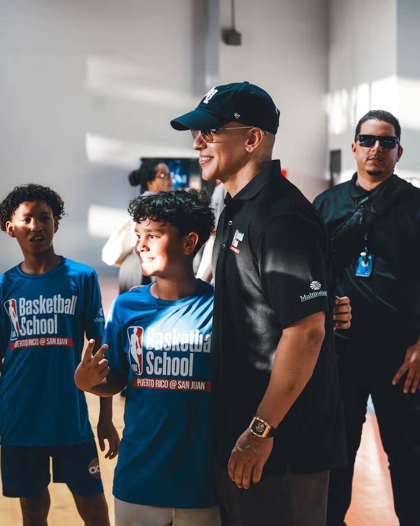 Daddy Yankee asistió a la inauguración de la NBA Basketball School en Puerto Rico.
