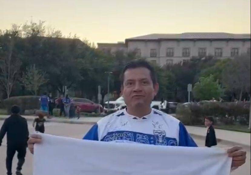 Los hondureños empezaron a sumarse en el hotel de concentración y llevaban consigo varios mensajes de apoyo.