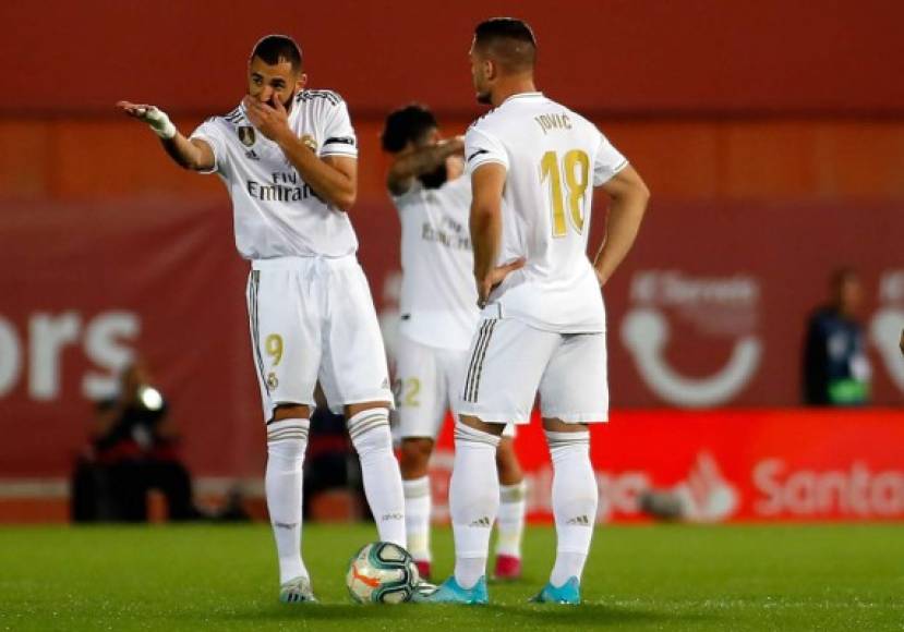 Tras el gol del Mallorca, Karim Benzema le dio indicaciones a Luka Jovic.