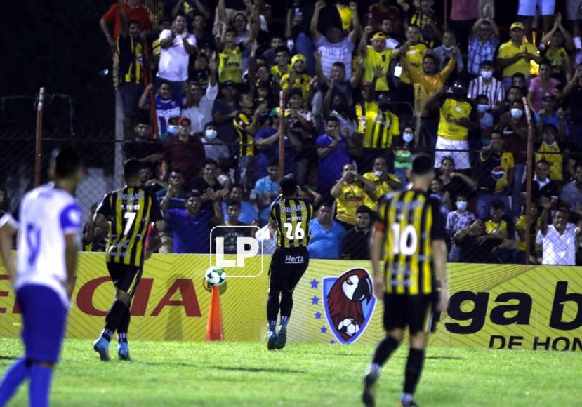 La celebración de Marco Tulio Aceituno tras marcar su gol para el 2-0 del Real España ante el Honduras Progreso.