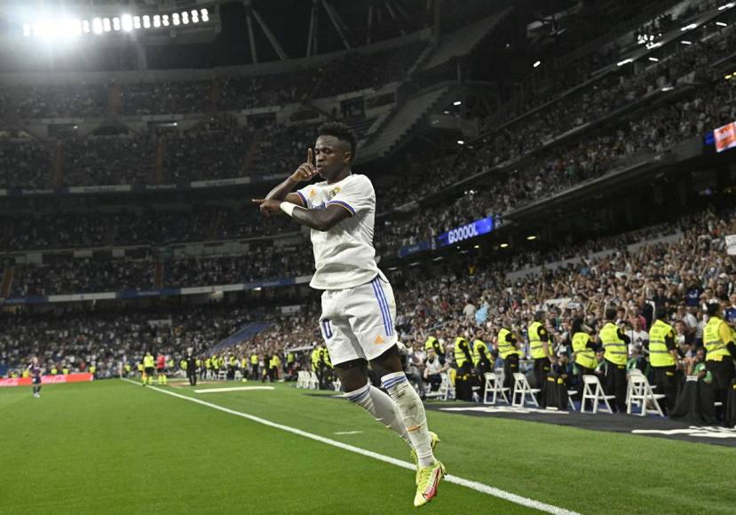 Homenaje a Cristiano Ronaldo, buen gesto de Vinicius, ovación a Benzema y llanto en el Bernabéu