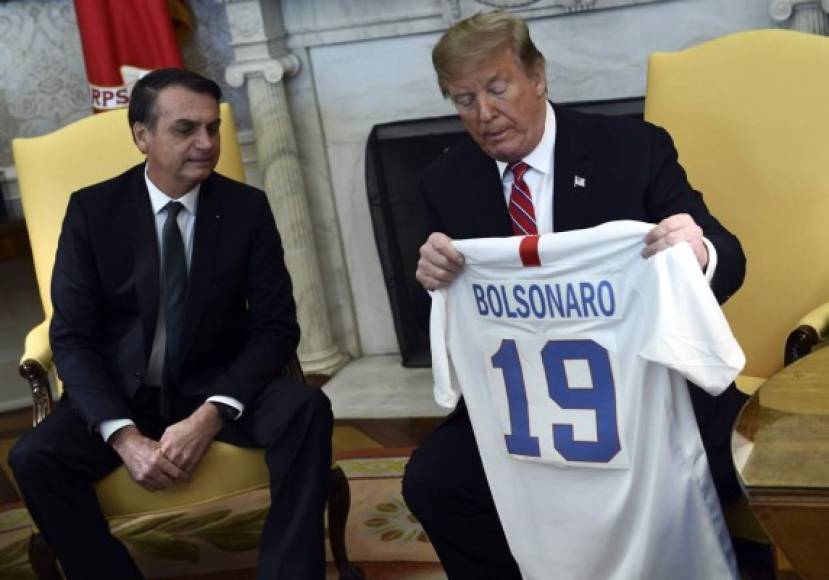 Trump y Bolsonaro rompieron el protocolo con un inesperado intercambio de las camisetas de fútbol de EEUU y Brasil.