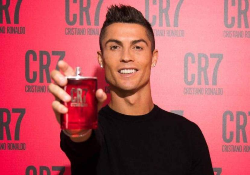 Cristiano Ronaldo también invierte en perfumería. 'CR7', es una colonia para hombre con un olor 'fuerte' con matices 'dulces'.