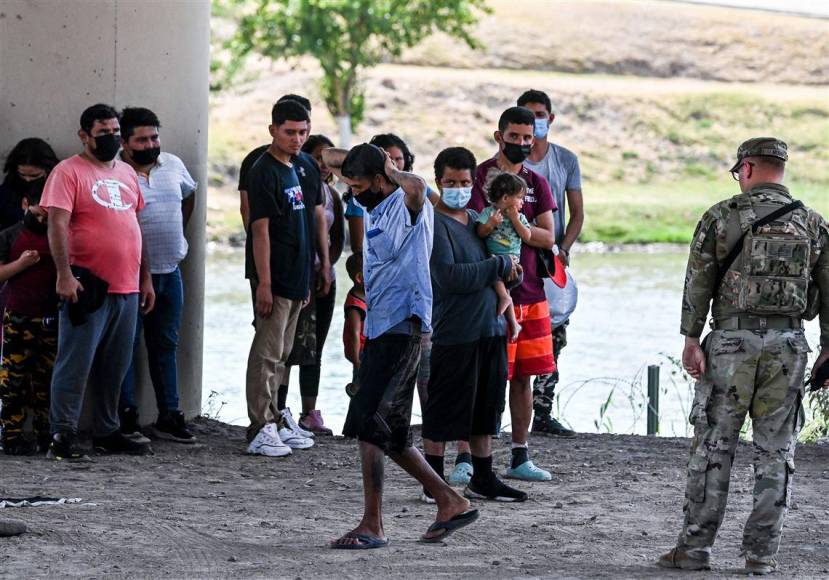 Texas desafía a Biden y comienza a devolver migrantes detenidos a la frontera con México