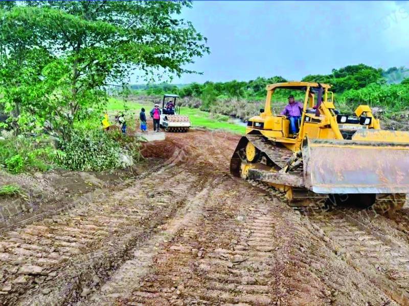 Las lluvias a causa de la tormenta Julia causaron inundaciones, daños en bordos y filtraciones del río Chamelecón en el centro de La Lima.