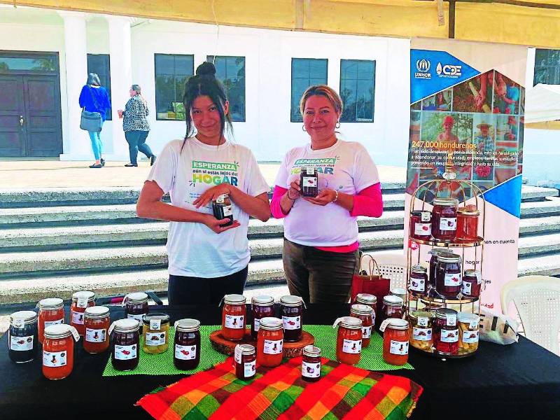 Karla Castellón junto a una de sus hijas ofreciendo sus mermeladas orgánicas, tiene 14 diferentes sabores.