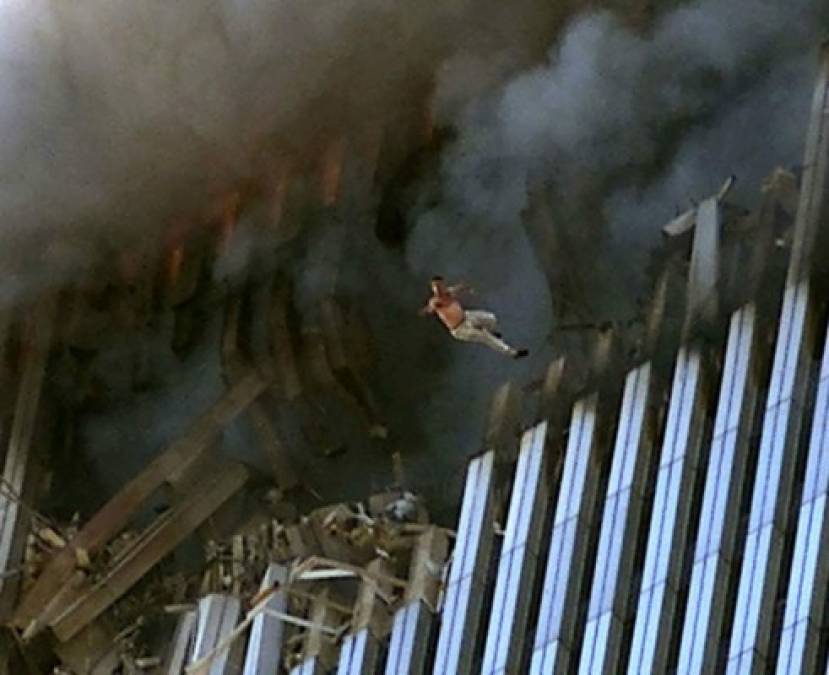 Las escalofriantes imágenes de cientos de personas cayendo de las torres gemelas le dieron la vuelta al mundo.