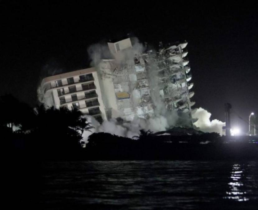 Champlain Towers South ya no existe. En el lugar del edificio erigido hace 40 años en el número 8855 de la avenida Collins, en Surfside (Miami-Dade), solo quedan escombros y mucho dolor por los muertos y desaparecidos en un derrumbe parcial al que siguió una demolición controlada la noche del domingo.