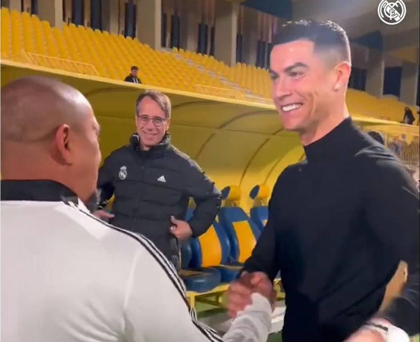 Al entrenamiento también acudió el exfutbolista brasileño Roberto Carlos y se saludó con Cristiano Ronaldo.
