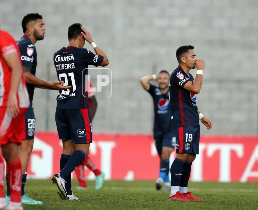 La tristeza de los jugadores de Motagua al no poder ganar al Vida.