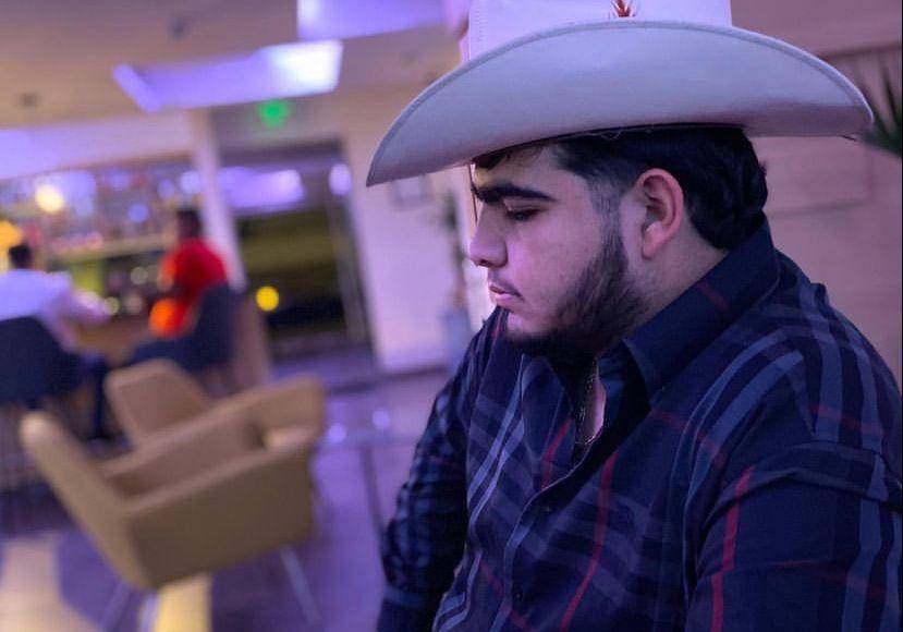 Para las personas que lo escuchaban su voz no pasaba desapercibida pues tenía algo que llamaba la atención. Fue por ese motivo que el vocalista de Fuerza Regida, Jesús Ortiz Paz, decidió invitarlo a ser parte de su casa disquera y ser su representante artístico.