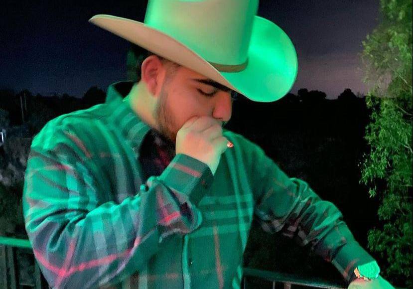 Chuy Montana se dio a conocer a raíz de cantar en las calles. El interprete de corridos tumbados cantaba para la gente en el cruce fronterizo de la garita de San Ysidro.