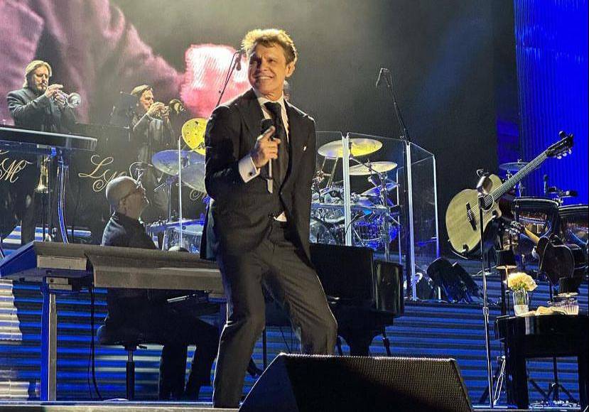 Frente a un lleno total de fanáticos que coreaban con efusión el recordado éxito de los 90s, el “Sol” de México inauguró el concierto del año, que lo trajo de vuelta a Honduras más de una década después de su última visita.