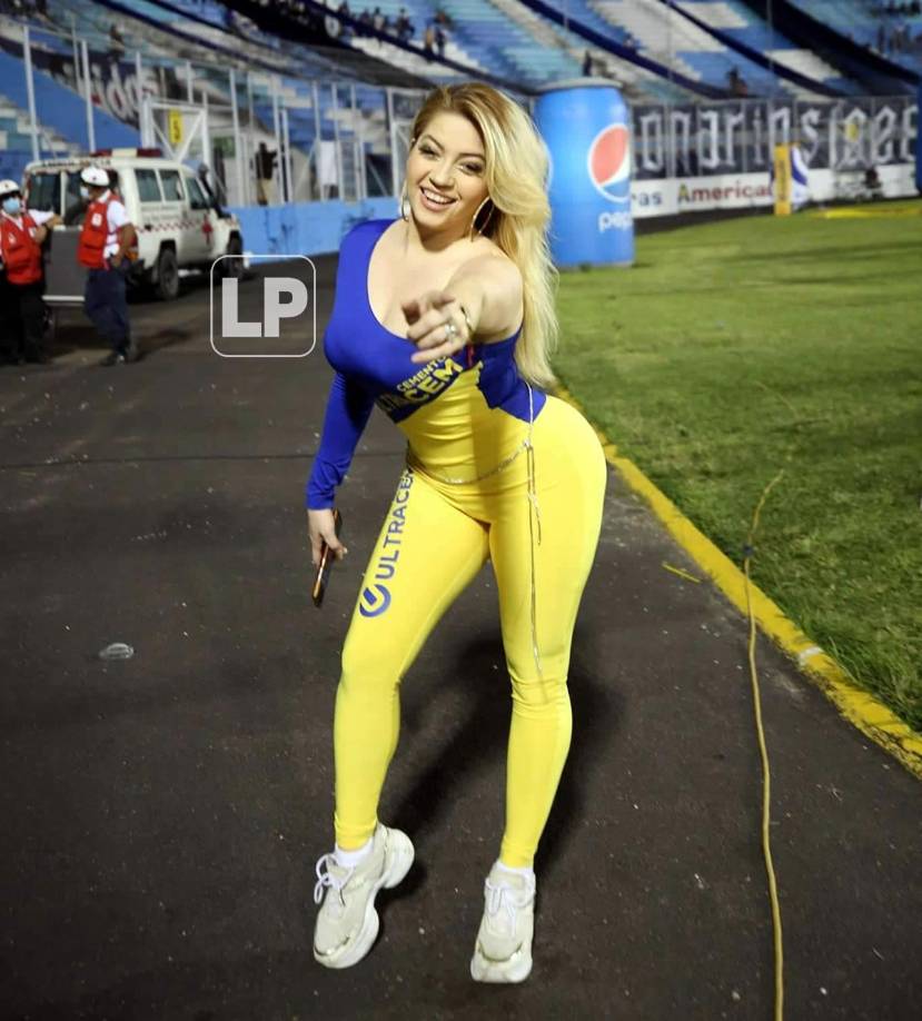 La guapa edecán de Ultracem le envió un beso al lente de Diario La Prensa.