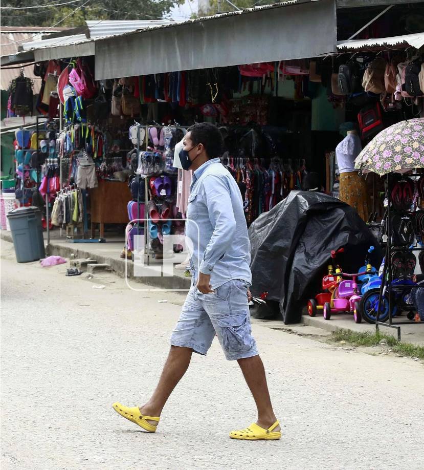 ‘Rambo‘ de León cruzando la calle y para luego preguntar el valor de unos utensilios para el aseo del apartamento donde está viviendo en esta localidad.