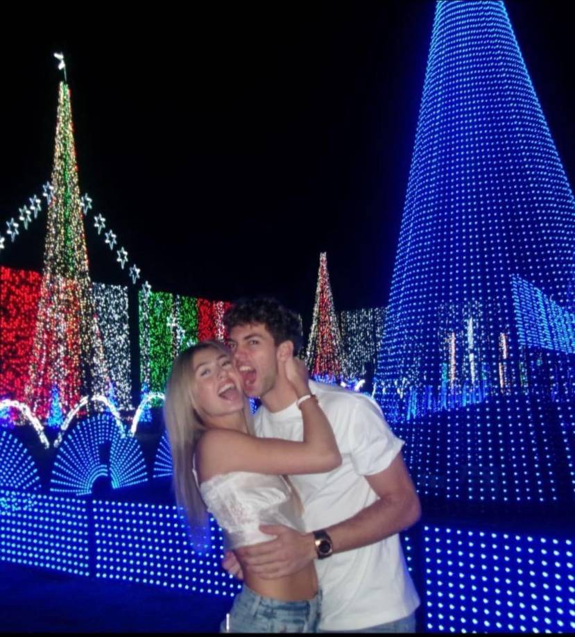 El noviazgo de los dos jóvenes parece florecer aún más, ya que desde las vísperas de la navidad pasada empezaron ha compartir fotografías juntos para mostrar lo conectado que están.