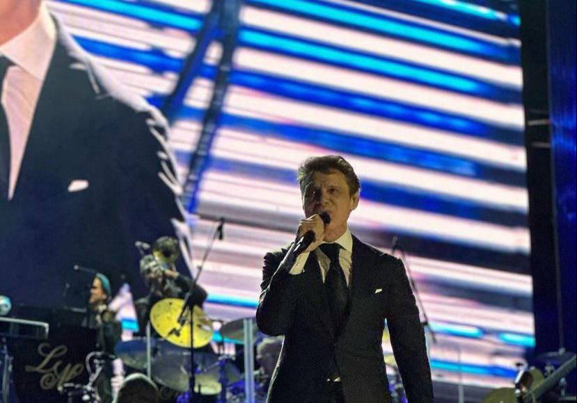 “No culpes a la noche, no culpes a la playa, no culpes a la lluvia, será que no me amas” abrió paso al esperado espectáculo de Luis Miguel en Tegucigalpa.