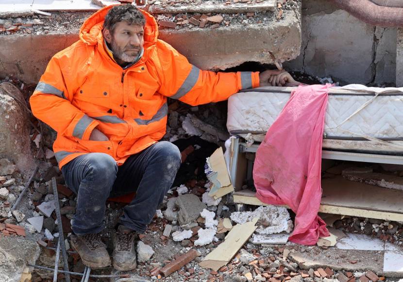 Las imágenes de un padre que se niega a abandonar el cuerpo de su hija bajo los escombros del edificio donde vivía la familia turca han dado la vuelta al mundo tras los terremotos que enlutaron a Turquía y Siria, dejando más de 5,000 muertos.