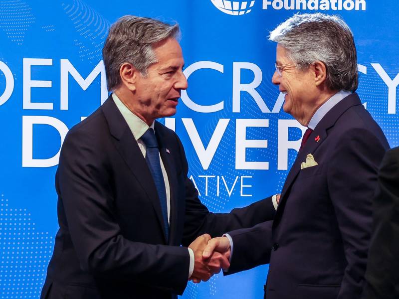 Secretario de Estado de los Estados Unidos, Antony Blinken, saluda al presidente de Ecuador, Guillermo Lasso, durante el evento “Democracy Delivers” en Nueva York.