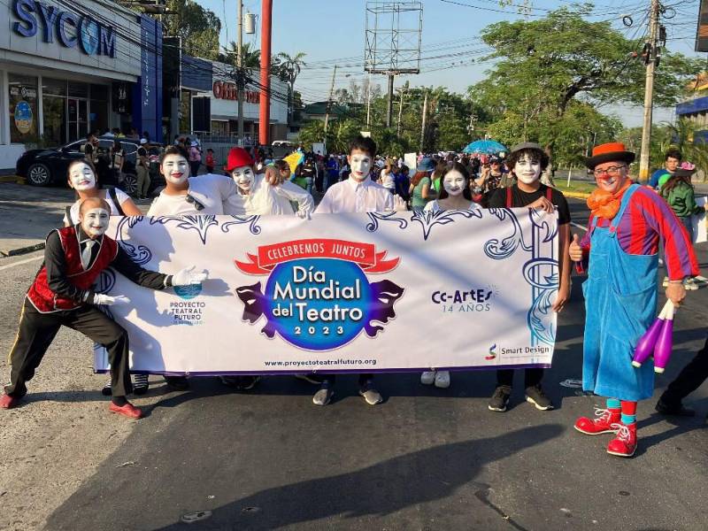Estudiantes de la escuela de actuación del Proyecto Teatral Futuro durante el desfile de 2023.