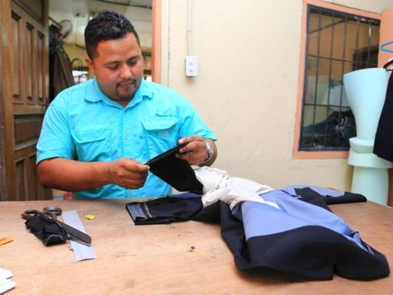 Él y dos de sus hermanos son sastres, como su madre. Fotos: Jordan Perdomo