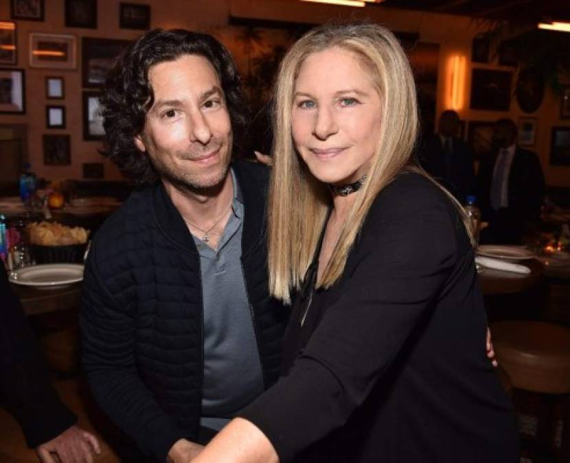 - Barbra Streisand- <br/><br/>El hijo de la cantante y actriz, Jason Gould, le reveló a la cantante que era gay cuando tenía tan solo 8 años. En los 90s, ella lo hizo público y habló acerca de cómo buscó informarse y conocer del tema, incluso llegando a producir la obra teatral de temática gay A Normal Heart.<br/>