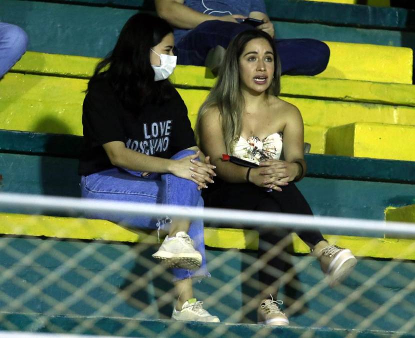 Dos guapas chicas en el estadio Humberto Micheletti durante el Honduras Progreso-UPN.