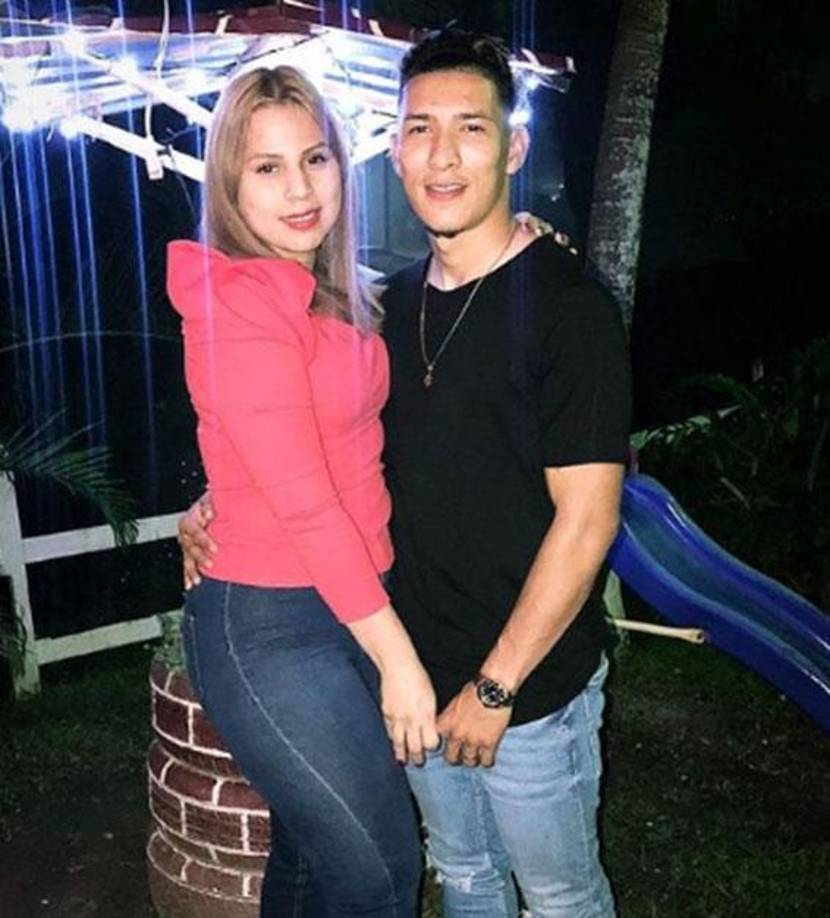 Kevin López del Olimpia junto a su pareja sentimental. 
