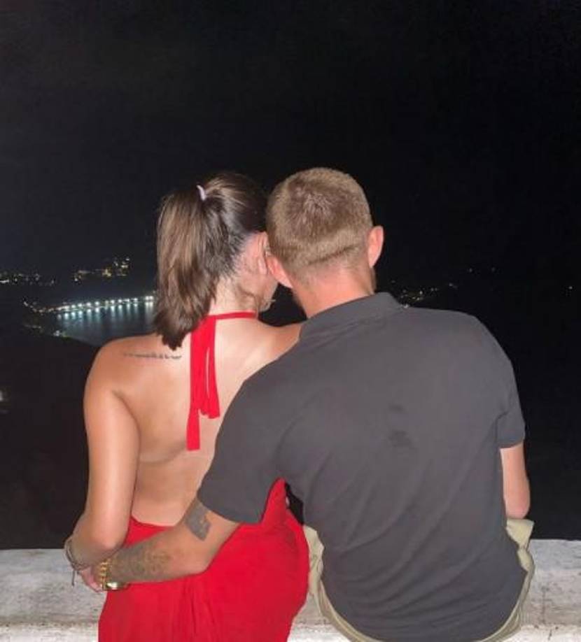 Recién en junio pasado, la pareja se había comprometido. Octavo y su novia compartían una gran cantidad de imágenes románticas en sus redes sociales. 