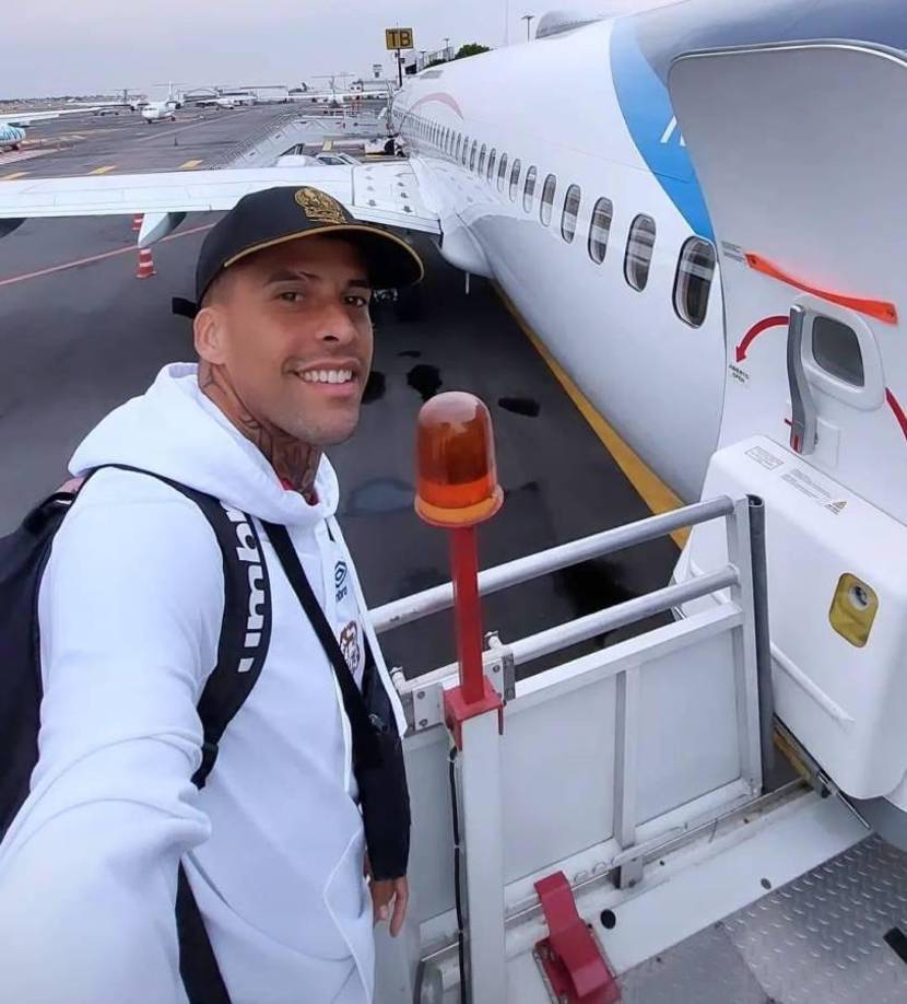 Gabriel Araújo también no dejó escapar el momento para tomarse una postal previo a tomar el avión a Guadalajara.