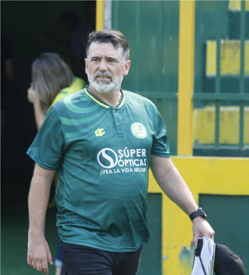 Fernando Araujo sigue al mando del Juticalpa FC. La directiva del recién ascendido a la Liga Nacional confirmó la continuidad de su entrenador uruguayo.