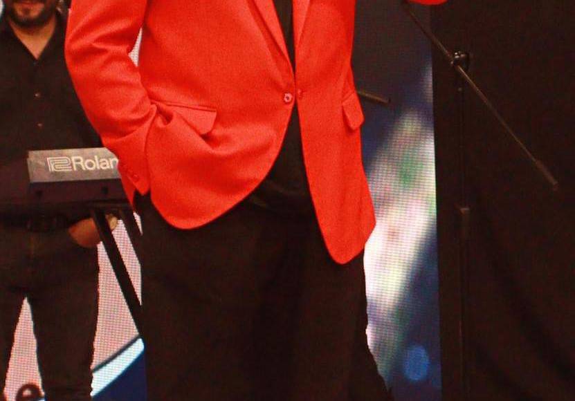 El cirujano plástico contó que a pesar de no ser ya un tabú practicarse cirugías estéticas, los hombres siguen siendo aún más tímidos que las mujeres, ya que a su clínica los hombres solicitan por la tarde su cita cuando ya ha bajado la afluencia de pacientes.