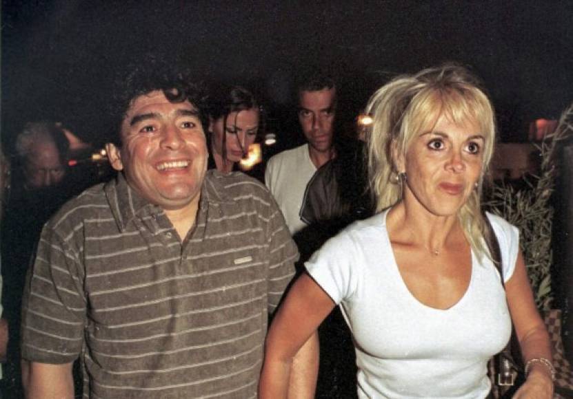 Durante el embarazo de Dalma, Claudia se enteró por televisión de que Maradona tenía otro hijo: Diego Junior. El exdeportista sin embargo negó durante muchos años ser su padre, hasta que en 2016 finalmente lo reconoció y comenzó a tener un vínculo muy cercano con él. Con el tiempo, se supo también que el astro del fútbol tuvo otros hijos extramatrimoniales.