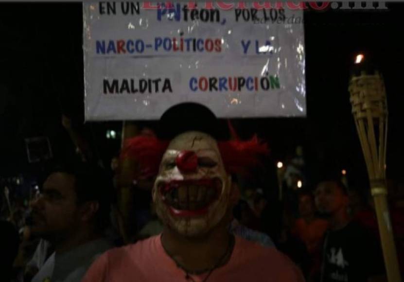 Las marchas de las antorchas comenzaron en Honduras en agosto del 2015, cuatro meses después de que fue revelado el millonario desfalco al Instituto Hondureño de Seguridad Social (IHSS). Las protestas han incluido la reelección presidencial, alta corrupción, alto costo de los servicios públicos y la falta de empleo.