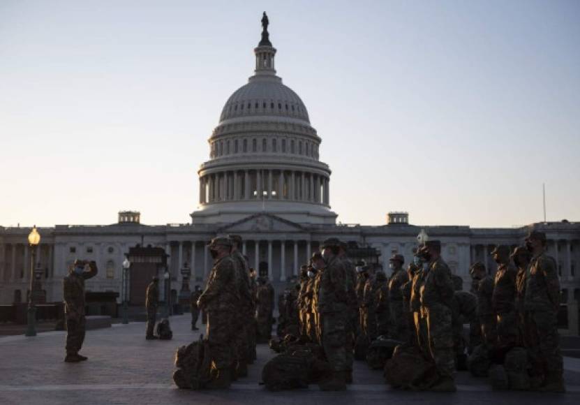 Esta semana, el jefe de la Oficina de la Guardia Nacional de Estados Unidos, el general Daniel Hokanson, ha anunciado que han recibido autorización para el despliegue de 15,000 militares para la toma de posesión del presidente electo del país, Joe Biden. FOTO AFP