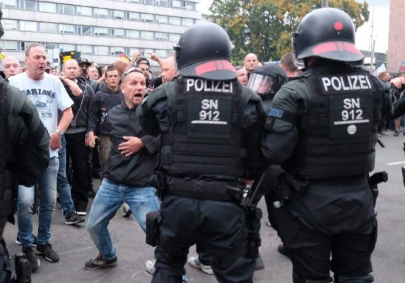 Riot Police confront right wing protesters on August 27, 2018 in Chemnitz, eastern Germany, following the death of a 35-year-old German national who died in hospital after a 'dispute between several people of different nationalities', according to the police.<br/>The far-right street movement PEGIDA called for a second day of protests in Chemnitz in ex-communist eastern Germany after the alleged fatal stabbing of a German man by a foreigner. / AFP PHOTO / dpa / Sebastian Willnow / Germany OUT