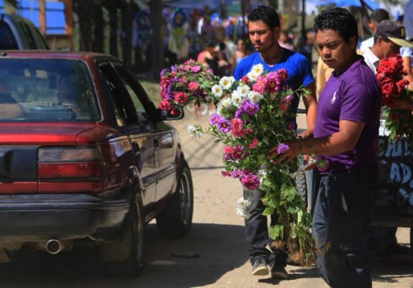 La venta de flores a las afueras de los cementerios como La Puerta es una constante que se aviva aún más con el Día de los Muertos.