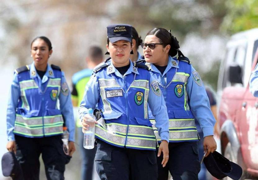 La guapa mujer policía que cautivó en el estadio Juan Ramón Brevé Vargas.