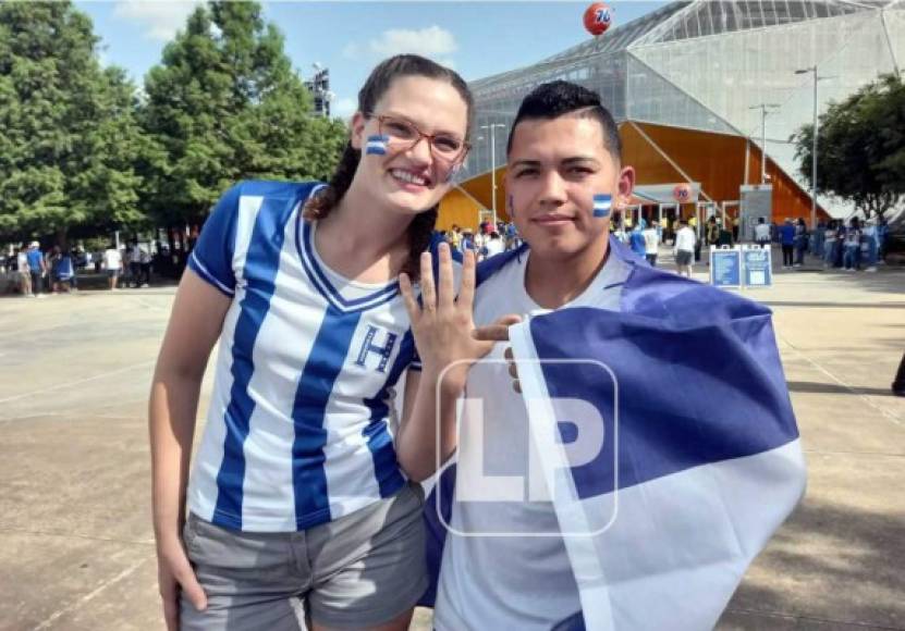El hondureño Henry Sánchez y su prometida estadounidense Ruth Griffith, llegaron al BBVA Compass Stadium vestidos con la camiseta de Honduras.