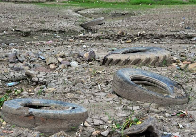 La represa Los Laureles es uno de los embalses que abastecen de agua a Tegucigalpa y Comayagüela. Actualmente está casi seca, por lo que los capitalinos sufren de racionamientos del vital líquido; por si fuera poco, muestra niveles preocupantes de contaminación. Fotos: AFP