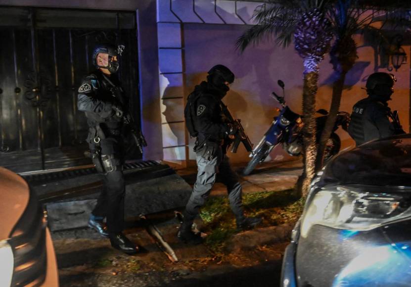 Militares y policías en crecanías a la vivienda del expresidente Juan Orlando Hernández. 