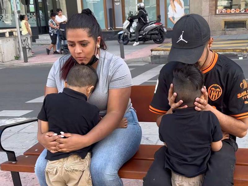 La pareja de hondureños vendieron sus bienes en Honduras y migraron hacia España con el objetivo de que su hijo reciba asistencia médica y mejore su calidad de vida.