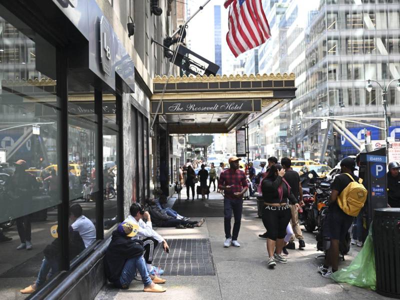 Cientos de migrantes se hospedan en el lujoso hotel Roosevelt de Nueva York.