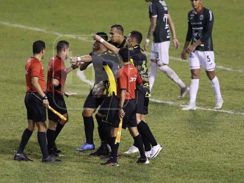 La plantilla del Real España expresó su molestia con la cuarteta arbitral.