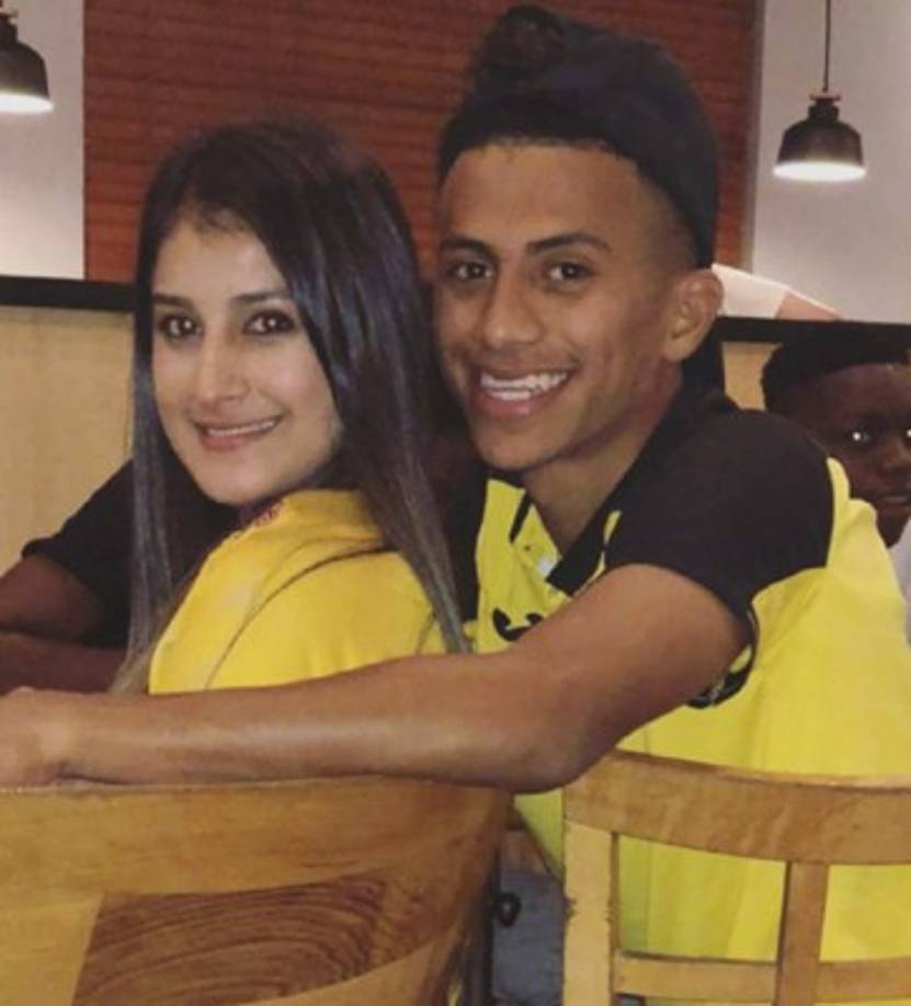 Ana Reyes siempre apoya a Sevil Guevara y lo demuestra en cada partido del Real España.