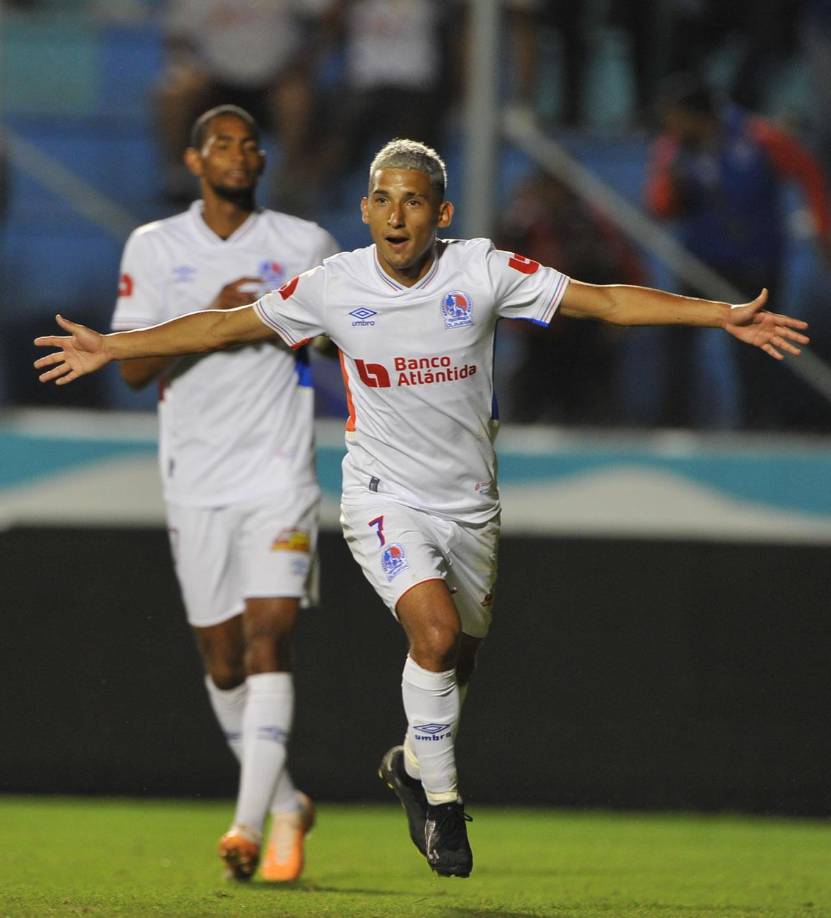 José Mario Pinto festejando su segundo gol de la noche tras un soberbio disparo desde fuera del área.