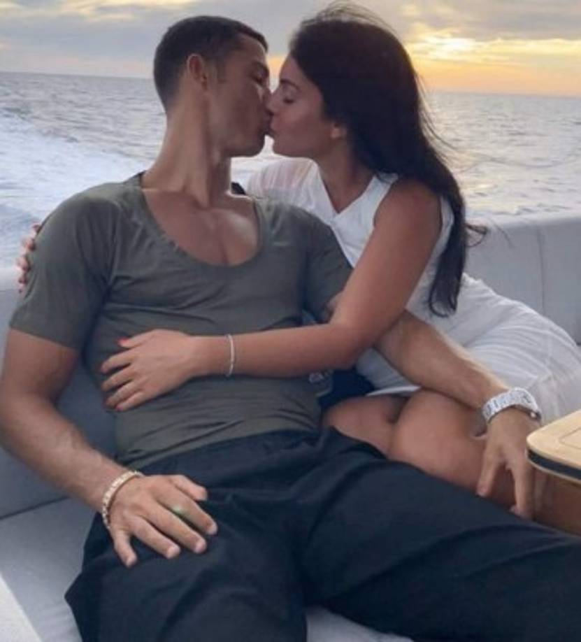 Cristiano Ronaldo y Georgina Rodríguez se han mostrado más enamorados que nunca. Y la modelo hispanoargentina compartió la imagen del beso que se dieron en el mar.