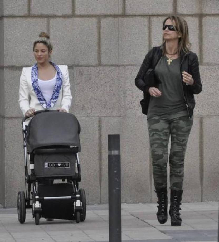 Para complicar aún más la cuestión, parece que la madre de Piqué podría haberle dado un like a un comentario en Twitter que critica cómo el futbolista ha gestionado su ruptura con Shakira. «Perdona, pero la imagen se la destruyó él mismo, si es un gilipollas nadie tiene la culpa, solo él», dice el tuit que, según parece, le ha gustado a Montserrat Bernabéu. “No culpes a nadie del mal que le acompaña. Le compro lo de enamorarse, pero no cómo actuó”. ¿Le habrá dado a ‘like’ por error?