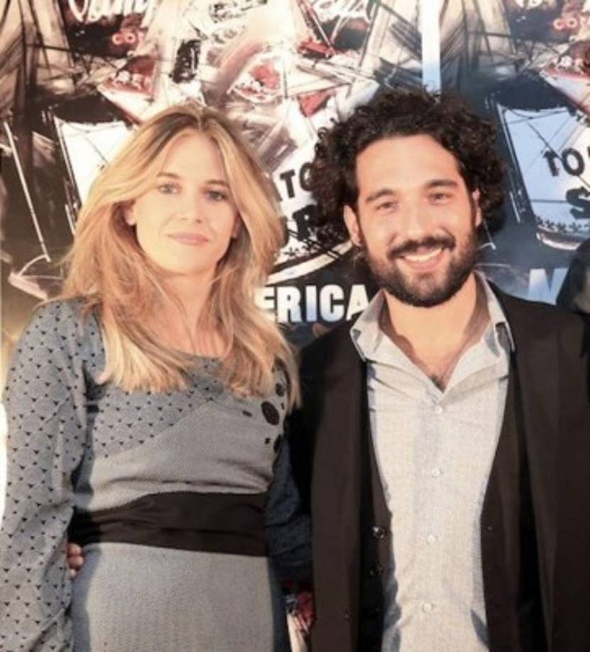Favella comparte una relacion amorosa con el cineasta italiano Leonardo Ferrari Carissimi.<br/>