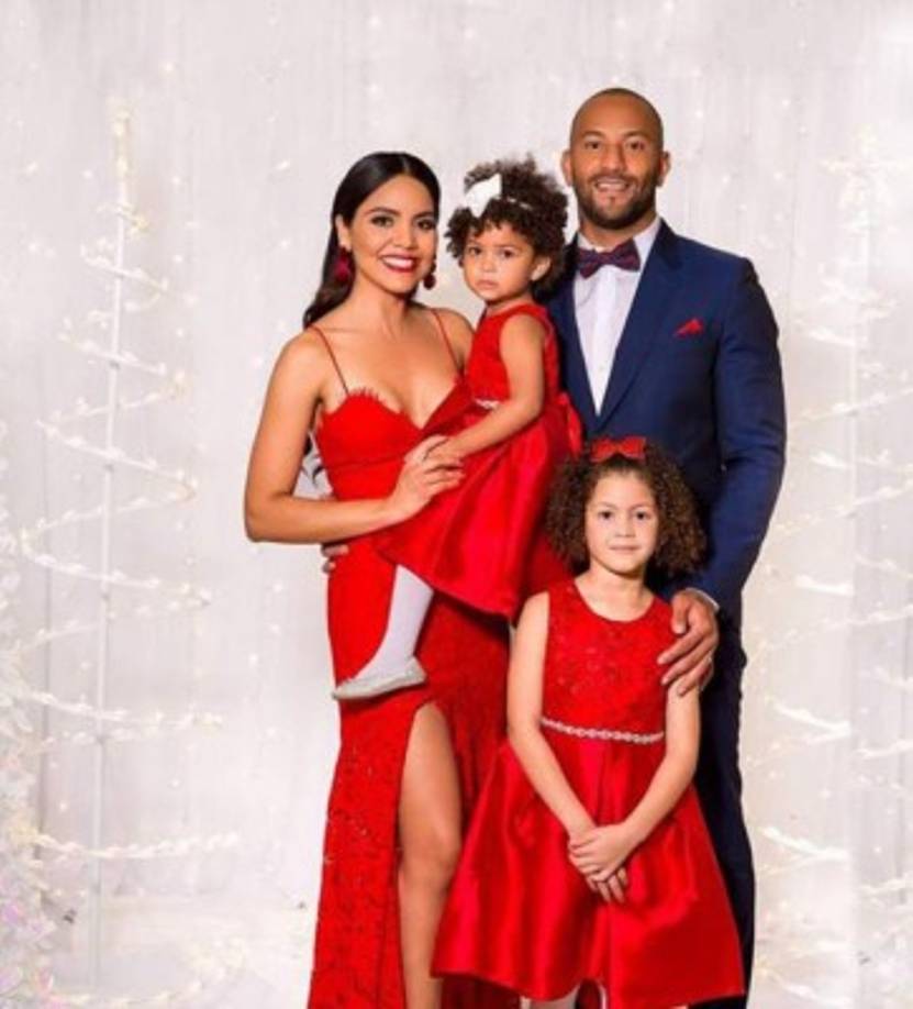 Víctor 'Muma' Bernárdez con sus hijas y su esposa Wendy Salgado.